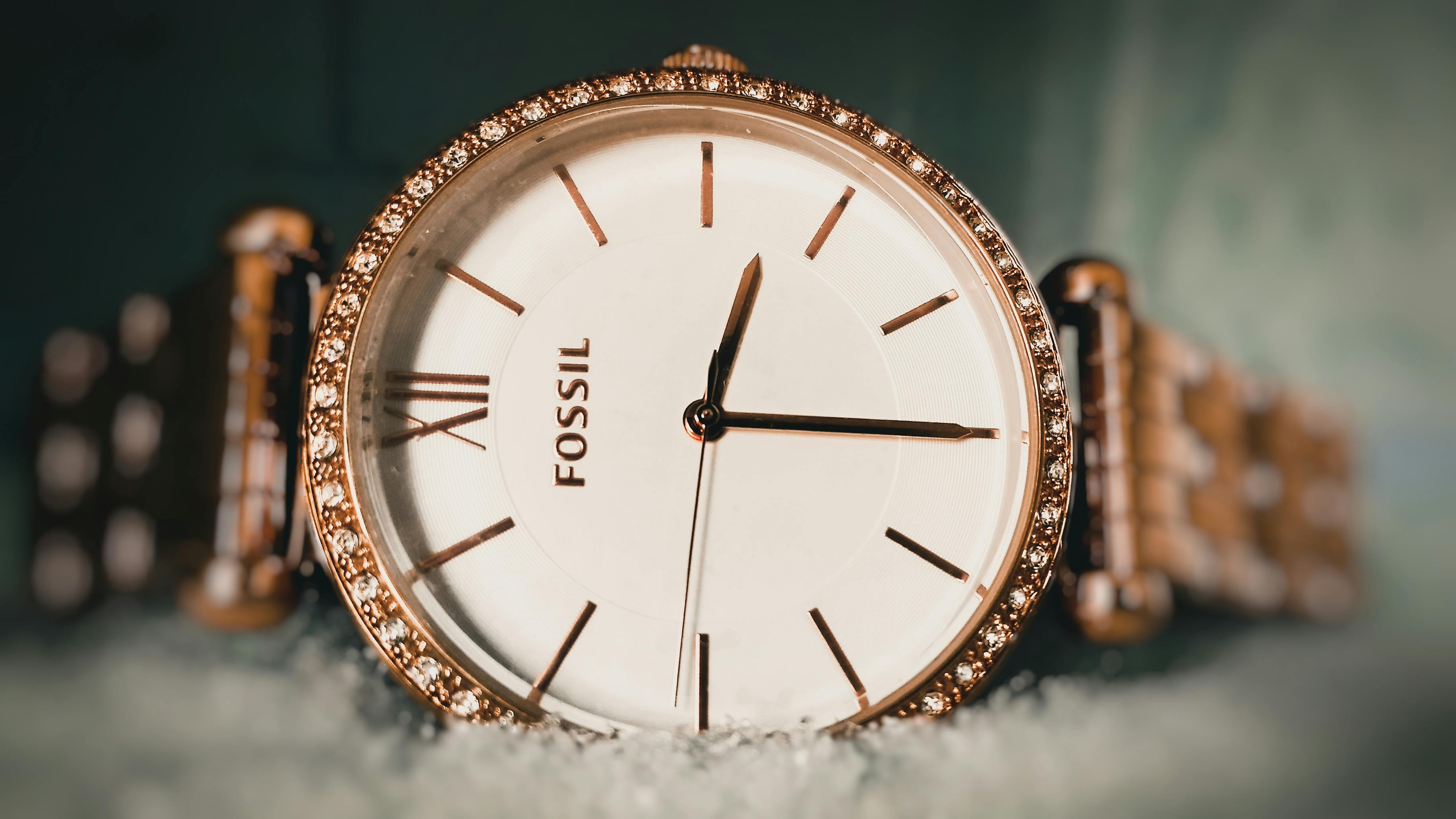Fossil Women's Analog Watch – Timeless Style, Everyday Luxury